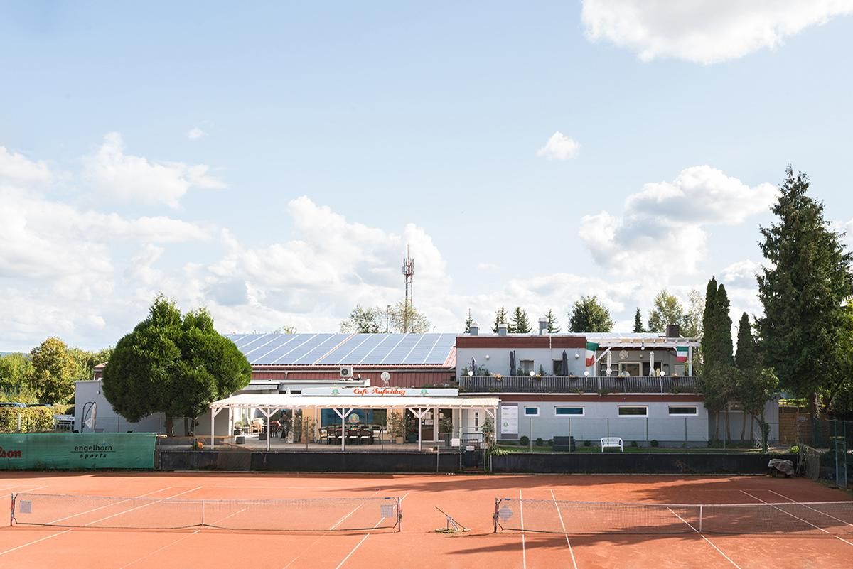 Außenbereich Tennisschule Pawlik und Café Aufschlag